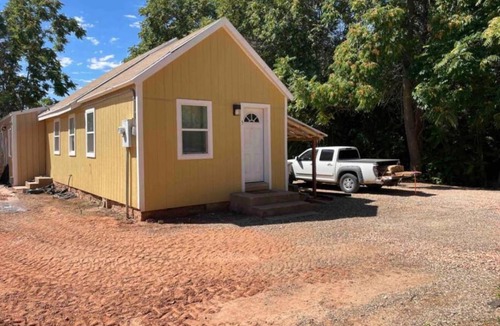 Kanab Hotel | Pet-Friendly Near Zion & Hot Tub in Downtown Kanab