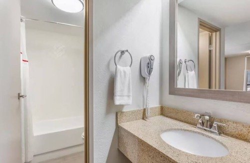 Tucson Hotel | Pet-Friendly Room Close to Arizona Stadium – 5 Miles from the Action!