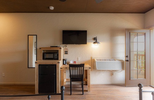 Tombstone Cabin | *Pet Friendly* Step back in time but with free WIFI @ Miners Cabin#6 (KING Bed)