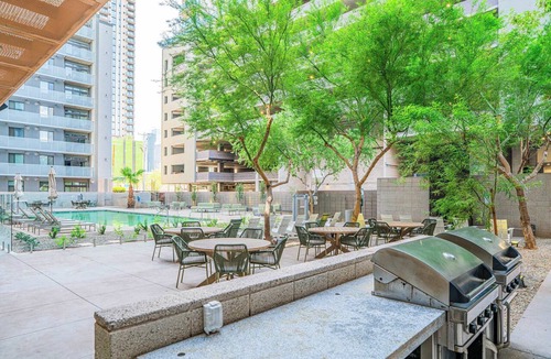Evans Churchill Apartment | PHX DT Apartment with Balcony + Gym + Pool Parking
