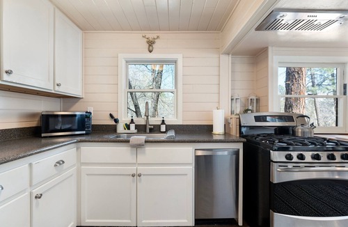 Mountain Club Cabin | Pines near Courthouse/3 King Bedrooms/fully fenced yard