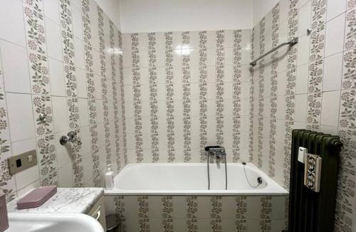 Pinzolo Apartment | Pinzolo Centro - Baita Spaziosa con Vista sui Monti