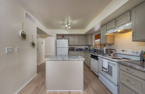 Tucson House | Pool/3 BR & 2 BA/Garage/Quiet/Fenced