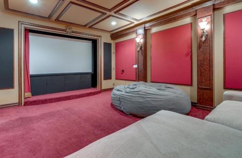 Mesa House | Pool Table, Putting Green: Luxury Oasis in Mesa