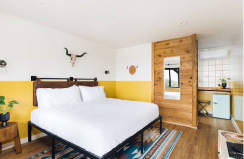 Wimberley Hotel | Poolside King Room - Hilltop Boutique Hotel