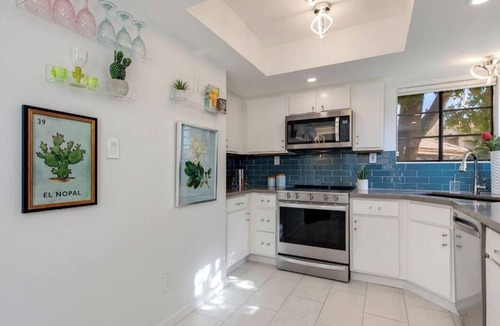 Central Scottsdale Condo | Premier location in Scottsdale close to Old town & Open- HEATED pool & jacuzzi😎