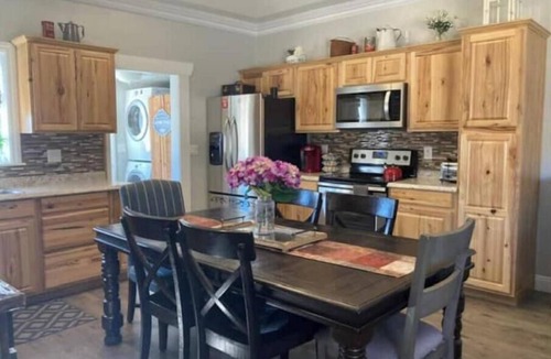 Kanab House | Prime Kanab Location: 2 Homes, Gym—Large Yard w/Hot Tub, Sleeps 18+, Near Parks