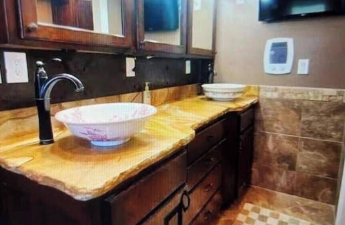 Kanab House | Prime Kanab Location: 2 Homes, Gym—Large Yard w/Hot Tub, Sleeps 18+, Near Parks