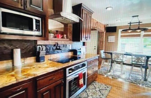 Kanab House | Prime Kanab Location: 2 Homes, Gym—Large Yard w/Hot Tub, Sleeps 18+, Near Parks