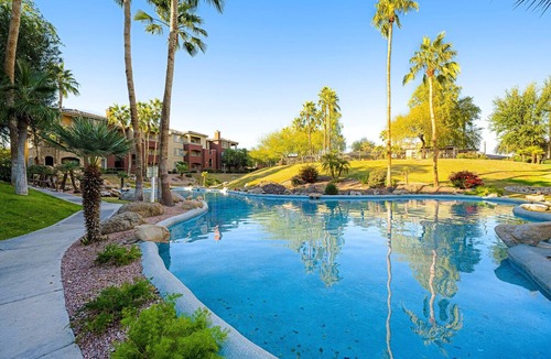 Camelback East Condo | Pristine condo with a putting green, two pools, hot tub, & fitness room