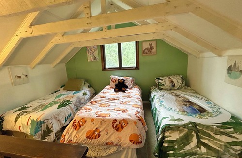 Oak Knoll Village Cabin | Private Forest Lodge w/Game House, Spa, mins to DT