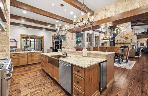 Bergheim House | Private Ranch|Pool|Ping Pong|Yoga|Weddings|Games