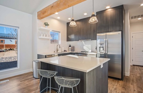 Kanab House | Private Resort near Zion National Park, Grand Canyon North Rim & Antelope Canyon with Pool, Hot Tub & Stargazing from a Roof-top deck.
