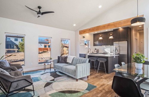Kanab House | Private Resort near Zion National Park, Grand Canyon North Rim & Antelope Canyon with Pool, Hot Tub & Stargazing from a Roof-top deck.