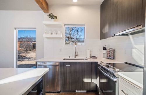 Kanab House | Private Resort near Zion National Park, Grand Canyon North Rim & Antelope Canyon with Pool, Hot Tub & Stargazing from a Roof-top deck.