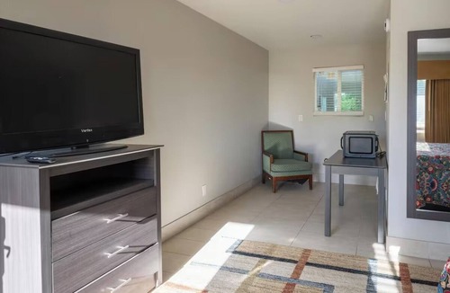 Mesa Hotel | Private Room w/Queen Deluxe + Bathtub Near Downtown Mesa Attractions