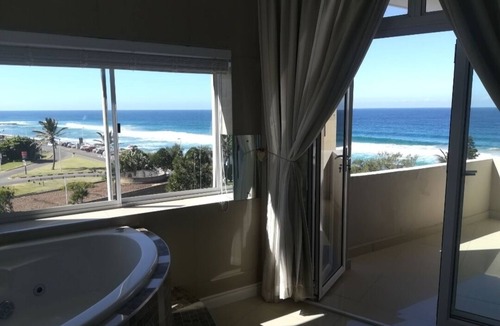 La Mercy Apartment | Private Room with a jacuzzi on the Beach!