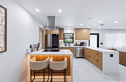 Fort Lauderdale House | Private Screened Pool + Firepit Lounge | 8 Mins to Beach | Soleil Oasis