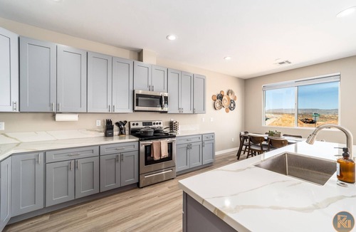 Greenehaven House | Pueblo en Powell - Hot Tub, Game Room, Lake Views