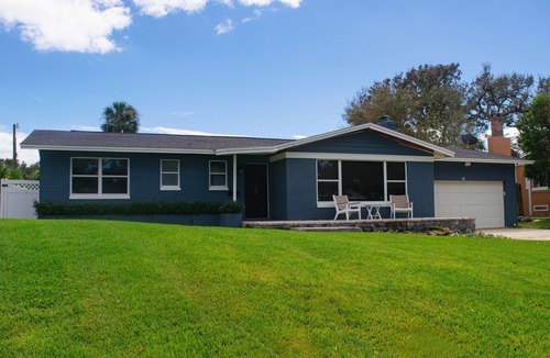Silk Oaks House | Quaint Ormond By the Sea House - short walk to Beach