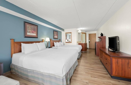 Black River Falls Hotel | Quality Inn & Suites Black River Falls I-94