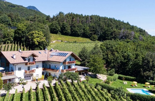 Kurtatsch an der Weinstraße Apartment | Quiet with a wonderful view, hiking from the farm, sauna, large pool, guest card