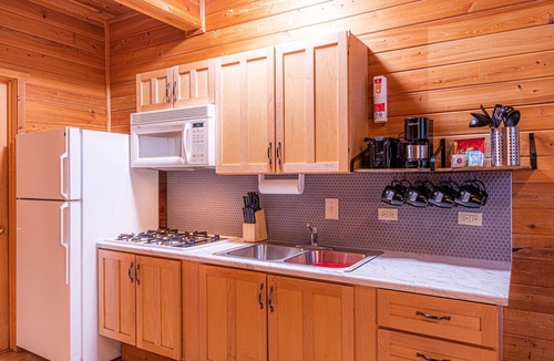 Christopher Creek Cabin | Rainbow Trout Cabin quick drive to fishing lakes, backs forest, kitchen heat+AC