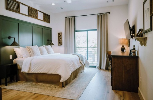Wimberley Hotel | Rancher's Rest — Modern Western King Suite | Gaines Ranch on the Square