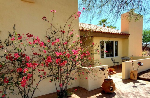 Saguaro Miraflores House | Refreshing pool & hot tub-Close to downtown but feels like country-Very Private!