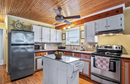 Crawfordville House | Relax at Shell Point Beach! Bring your boat to park at the dock.