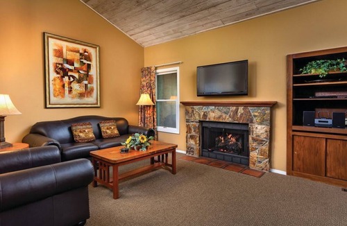 Flagstaff Resort | Relax & cool off in a 2Bed 2Bath, Full Kitchen & dining area, W/D golf nearby.