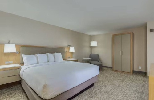 Chandler Hotel | Relax in a Spacious Modern Room Near Chandler Fashion Center – 4.5 miles