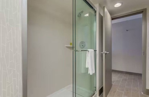 Chandler Hotel | Relax in a Spacious Modern Room Near Chandler Fashion Center – 4.5 miles