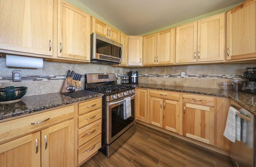 South Harrison House | Relax & Recharge Retreat 4BR w/Hot Tub