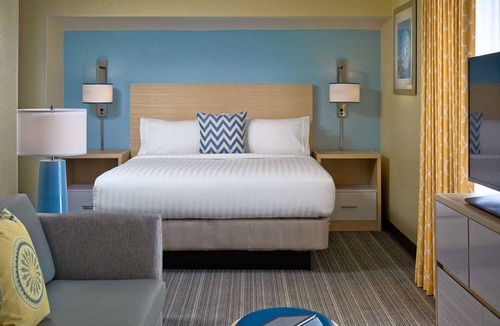 Tucson Hotel | Relaxing Getaway! Pet Friendly Unit w/Outdoor Pool, Gym, & Free Breakfast!