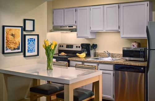 Tucson Hotel | Relaxing Getaway! Pet Friendly Unit w/Outdoor Pool, Gym, & Free Breakfast!