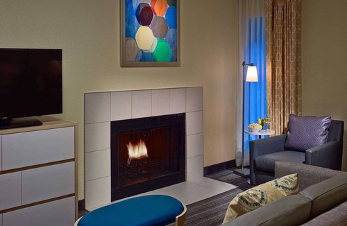 Tucson Hotel | Relaxing Getaway! Pet Friendly Unit w/Outdoor Pool, Gym, & Free Breakfast!