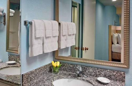 Tucson Hotel | Relaxing Getaway! Pet Friendly Unit w/Outdoor Pool, Gym, & Free Breakfast!
