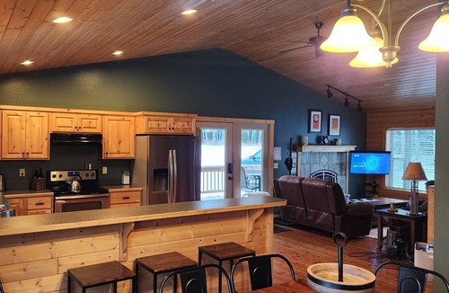 Lazy Acres House | Relaxing Hot Tub, Scenic Views, Minutes to Yellowstone - Lone Pine Lodge