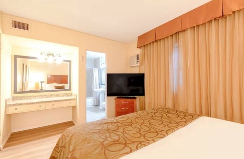 Yuma Townsite Hotel | Relaxing King & Queen Suite | Outdoor Pool | Steps from Historic Attractions