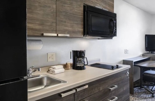 Tucson Hotel | Relaxing Stay | 1 Queen Bed & Recliner Near Parks
