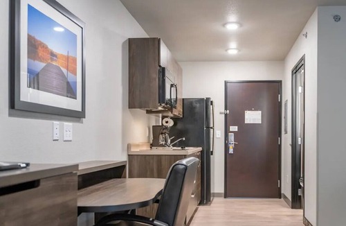 Tucson Hotel | Relaxing Stay | 1 Queen Bed & Recliner Near Parks