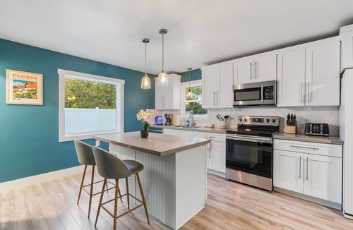 South Salt Lake House | Remodeled, HotTub, Firepit, KingBeds, Foosball, Yoga Mats, HugeBackyard, Central
