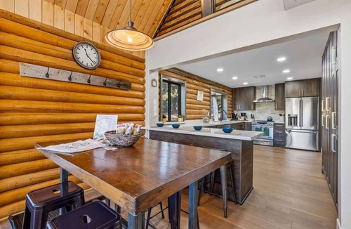 Flagstaff House | Renovated | Famous Cabin | Hot Tub | AC | Mtn View