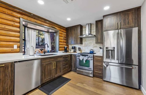 Flagstaff House | Renovated | Famous Cabin | Hot Tub | AC | Mtn View