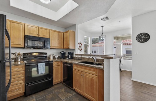 Central Scottsdale Condo | Resort-Style Scottsdale Retreat with Heated Pool. King Bed. Minutes to Old town