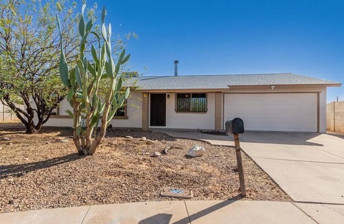 Woodbriar House | RETRO ABSTRACT, 4 BEDROOM WITH A COMPLIMENTARY HEATED POOL