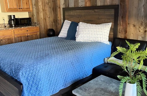 Gardiner Cabin | Rhodopa Lodge at Yellowstone Hotel rooms