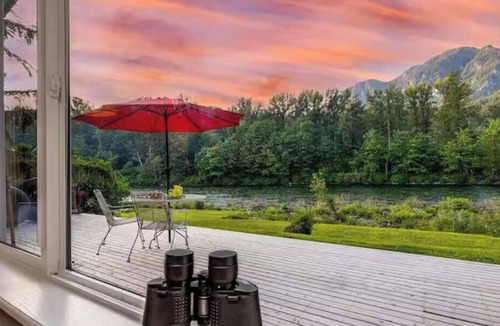 Gold Bar House | Riverfront 3-bedroom house in lovely Big Bend, Gold Bar, perfect for relaxing