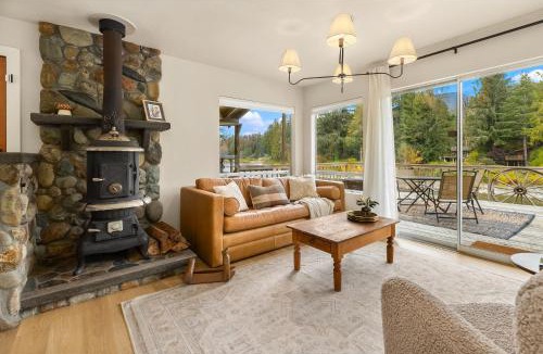 Gold Bar House | Riverfront Retreat Hot Tub Sauna Yard Gazebo and VIEWS